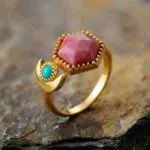 Anillo bohemio con media luna geométrica y piedras semipreciosas