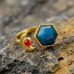 Anillo bohemio con media luna geométrica y piedras semipreciosas