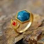 Anillo bohemio con media luna geométrica y piedras semipreciosas