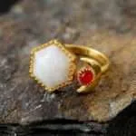 Anillo bohemio con media luna geométrica y piedras semipreciosas