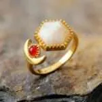 Anillo bohemio con media luna geométrica y piedras semipreciosas
