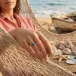 Anillo bohemio con media luna geométrica y piedras semipreciosas