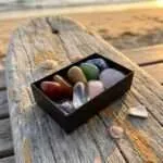 Cajita con piedras naturales y corazón de cuarzo rosa para los 7 chakras