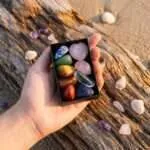 Cajita con piedras naturales y corazón de cuarzo rosa para los 7 chakras