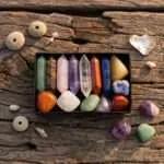 Cajita regalo con 14 piedras naturales de la armonía y la felicidad
