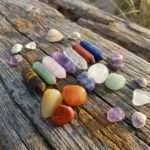 Cajita regalo con 14 piedras naturales de la armonía y la felicidad