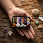 Cajita regalo con 14 piedras naturales de la armonía y la felicidad
