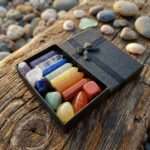 Cajita regalo con 14 piedras naturales para yoga, reiki y meditaciones