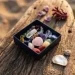 Cajita regalo con piedras naturales del equilibrio de los 7 chakras