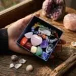 Cajita regalo con piedras naturales del equilibrio de los 7 chakras