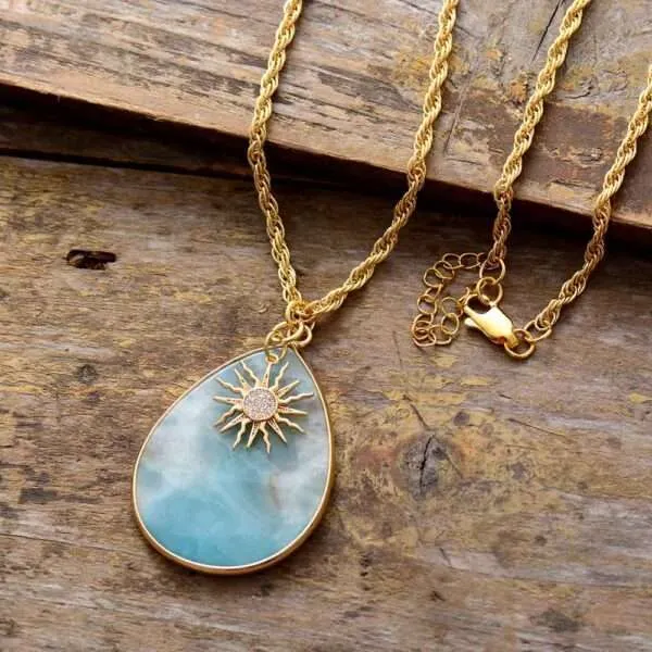 Colgante de la bondad y la dulzura con amazonita y cadena chapada en oro