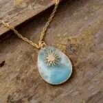 Colgante de la bondad y la dulzura con amazonita y cadena chapada en oro