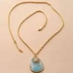 Colgante de la bondad y la dulzura con amazonita y cadena chapada en oro