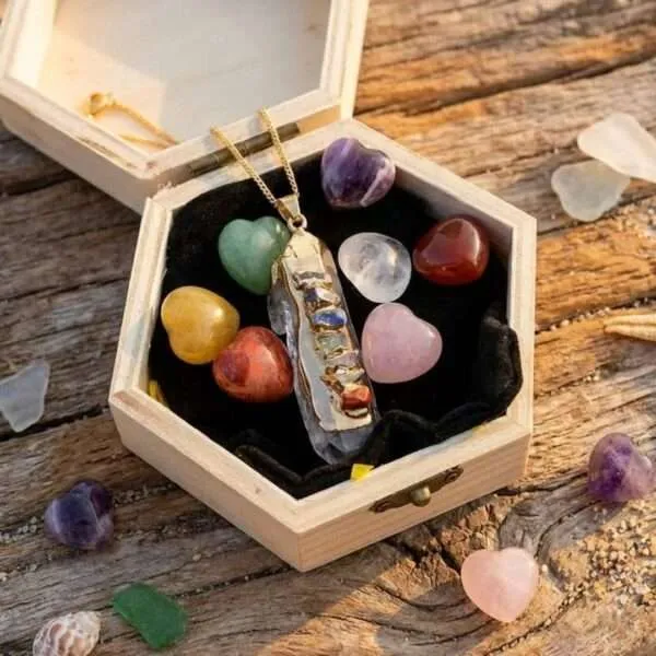 Cajita de madera con piedras en forma de corazón y collar 7 chakras