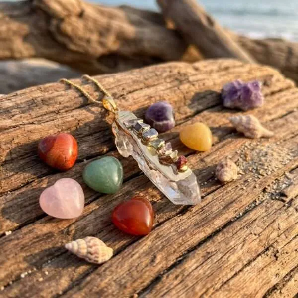 Cajita de madera con piedras en forma de corazón y collar 7 chakras