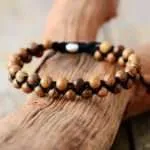 Pulsera boho ideal para hombre con cuentas de madera natural