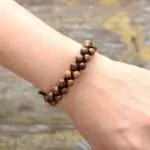 Pulsera boho ideal para hombre con cuentas de madera natural