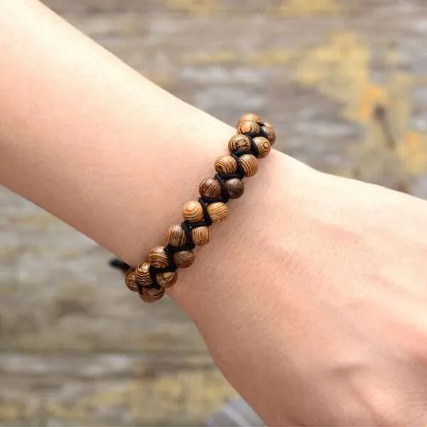 Pulsera boho ideal para hombre con cuentas de madera natural
