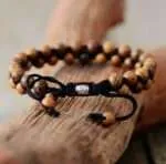 Pulsera boho ideal para hombre con cuentas de madera natural