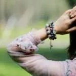 Pulsera del corazón sin miedo con piedras de jaspe y dije chapado en oro