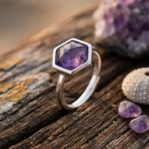 Anillo del hexágono del poder emocional con amatista o apatita