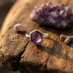 Anillo del hexágono del poder emocional con amatista o apatita