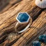 Anillo del hexágono del poder emocional con amatista o apatita