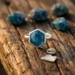 Anillo del hexágono del poder emocional con amatista o apatita