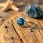 Anillo del hexágono del poder emocional con amatista o apatita