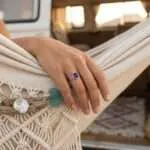 Anillo del hexágono del poder emocional con amatista o apatita