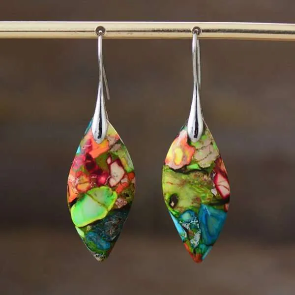 Pendientes boho en forma de hoja de colores con piedras de jaspe