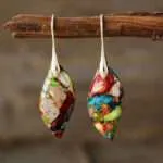 Pendientes boho en forma de hoja de colores con piedras de jaspe