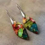 Pendientes boho en forma de hoja de colores con piedras de jaspe