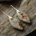 Pendientes boho en forma de hoja de colores con piedras de jaspe