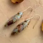 Pendientes boho en forma de hoja de colores con piedras de jaspe
