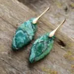 Pendientes boho en forma de hoja de colores con piedras de jaspe