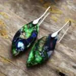 Pendientes boho en forma de hoja de colores con piedras de jaspe