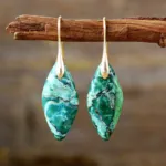 Pendientes boho en forma de hoja de colores con piedras de jaspe