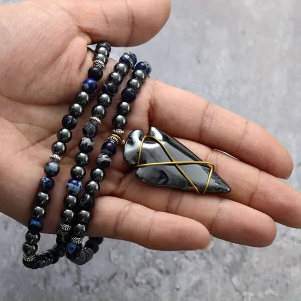 Collar hombre con hematita en forma de punta de flecha y cuentas de jaspe