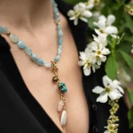 Collar lariat con piedras de aguamarina, cuarzo rosa, turquesa y perla