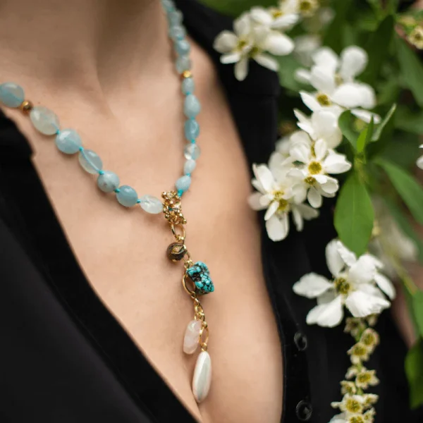 Collar lariat con piedras de aguamarina, cuarzo rosa, turquesa y perla