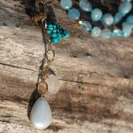 Collar lariat con piedras de aguamarina, cuarzo rosa, turquesa y perla