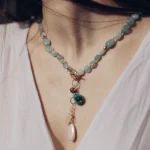 Collar lariat con piedras de aguamarina, cuarzo rosa, turquesa y perla