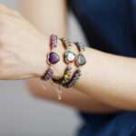 Pulsera del corazón contento con piedras de amatista, jaspe o rodonita