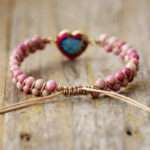 Pulsera del corazón contento con piedras de amatista, jaspe o rodonita