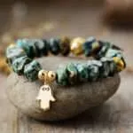 Pulsera del simbolito poderoso y piedras de amatista, lapislázuli o turquesa africana