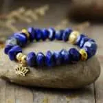 Pulsera del simbolito poderoso y piedras de amatista, lapislázuli o turquesa africana