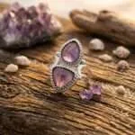 Anillo elegante de la doble piedra semipreciosa de apatita y amatista