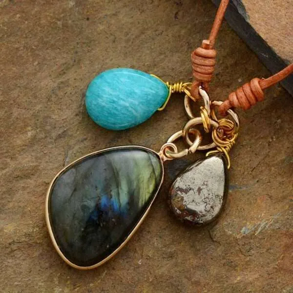 Colgante del triple milagro con piedra de amazonita, labradorita y pirita
