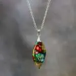 Collar de la alegría chapado en oro con piedra de jaspe multicolor